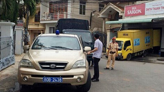 Xe gắn biển xanh, còi ưu tiên dỏm đang bị CSGT kiểm tra.