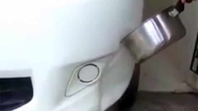 Nước sôi được dội thẳng vào chỗ lõm. Ảnh từ video.