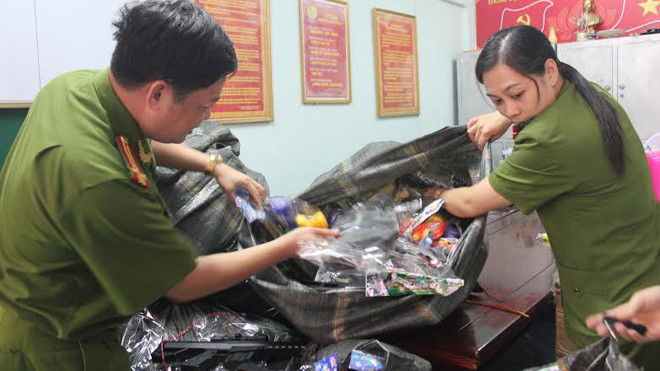 CQĐT thu giữ lượng lớn trò chơi trẻ em mang tính kích động bạo lực tại một cửa hàng ở Vinh.