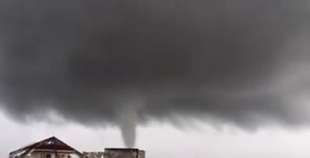 Lốc xoáy sáng nay tại Hải Phòng ( ảnh cắt từ clip)