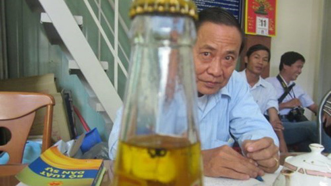 Chai nước Number 1 có vật thể lạ giống ruồi 