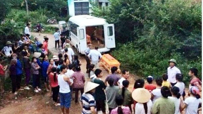 Cơ quan chức năng đang đưa thi thể 2 nạn nhân rời khỏi hiện trường