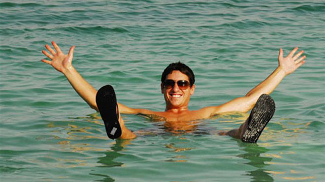 Du khách ngâm mình ở biển Chết. Ảnh: Amiel.com.