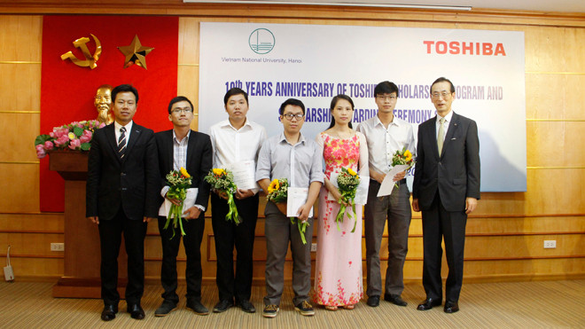 Các sinh viên xuất sắc được nhận học bổng của Toshiba