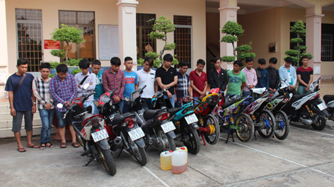 18 quái xế và xe máy bị đưa về Công an TP Vinh Long. Ảnh: C.A
