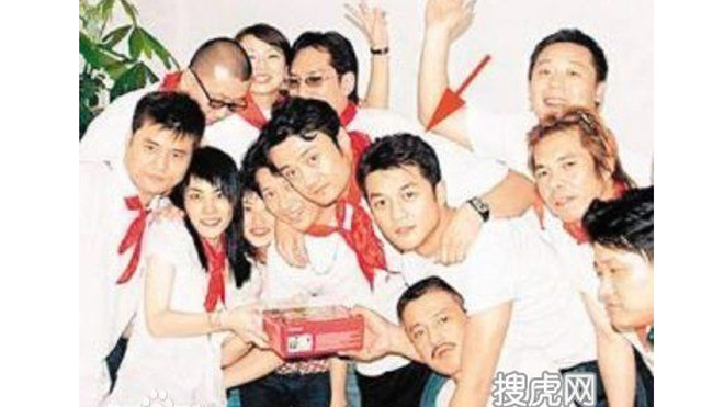 Vương Phi và các thành viên của nhóm do cô lập trong giai đoạn đầu.