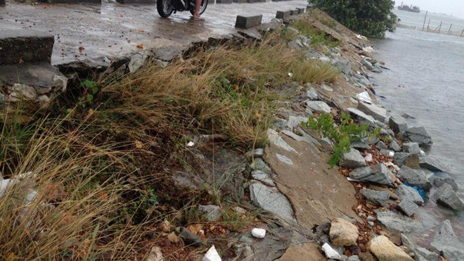 Các tuyến đê bao ven phá TT-Huế sắp đối mặt với mưa to, sóng lớn. Ảnh: N.Vương 