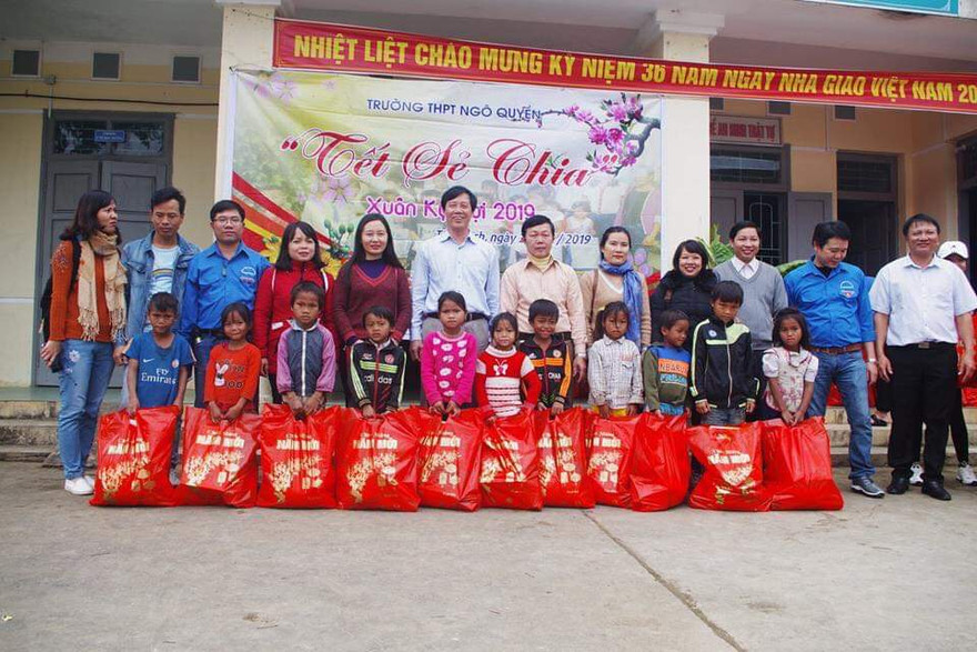 Tết sớm cho trẻ em vùng cao A Rem