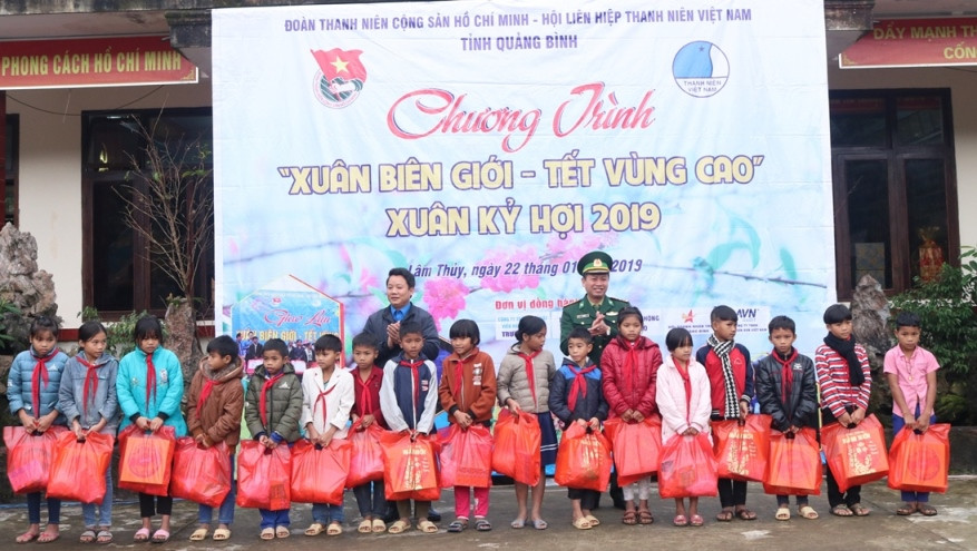 Tặng quà các em học sinh nghèo vượt khó