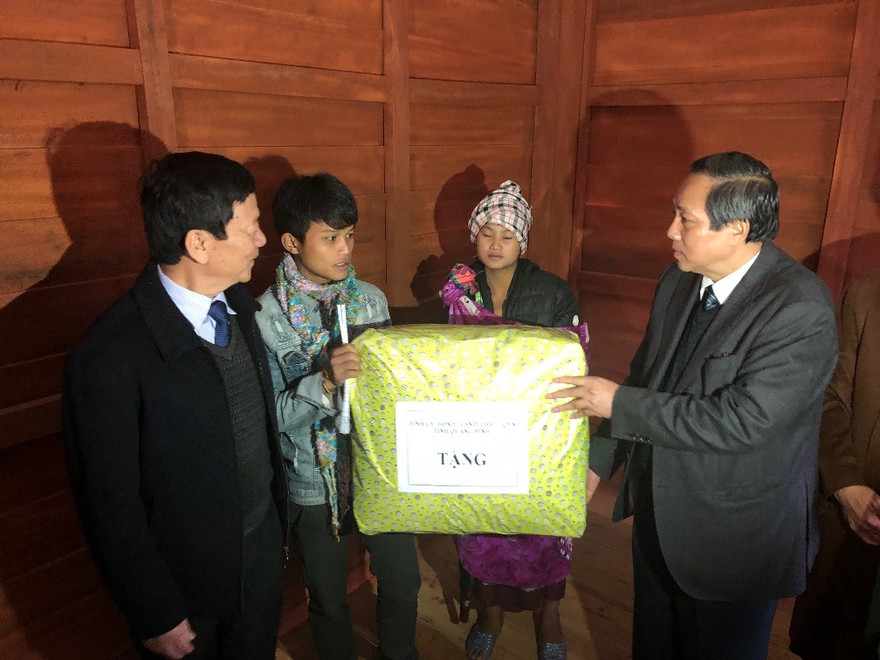 Bàn giao 37 ngôi nhà cho tộc người sợ bão đòi trở lại hang đá