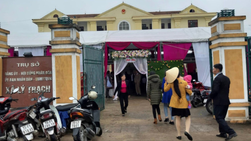 Sân của trụ sở xã Lý Trạch bị đám cưới chiếm mất 2 ngày, mọi giao dịch bị ngưng trệ