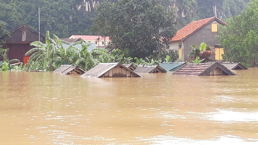 Biển nước kinh hoàng tại 'rốn lũ' Tân Hóa 