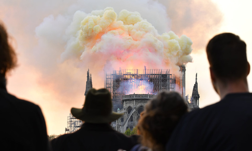 Mọi người đang theo dõi Vụ cháy tại Nhà thờ Đức Bà Paris ngày 15/4/2019. Nguồn ảnh: Julien Mattia/Le Pictorium Agency via ZUMA/REX/Shutterstock