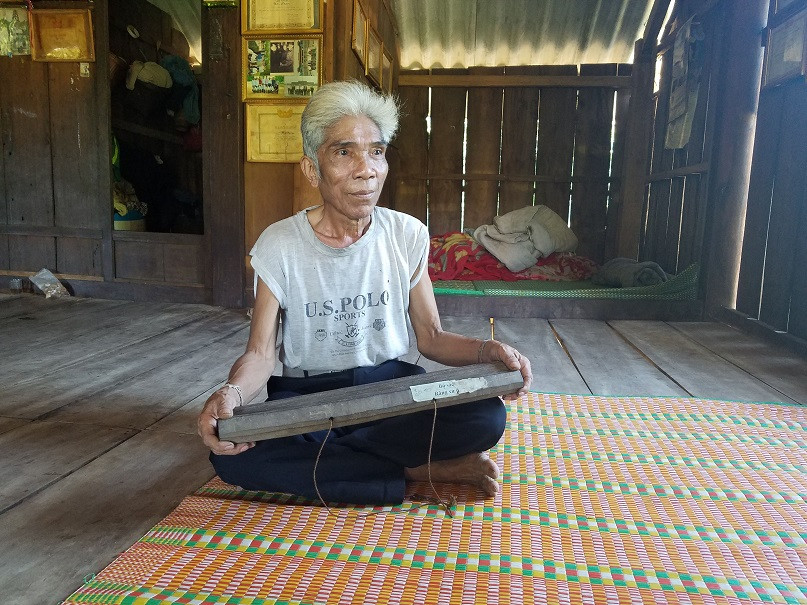 Ông Hồ Thoog coi sách lá là báu vật của tổ tiên để lại nên cất giữ rất cẩn thận.