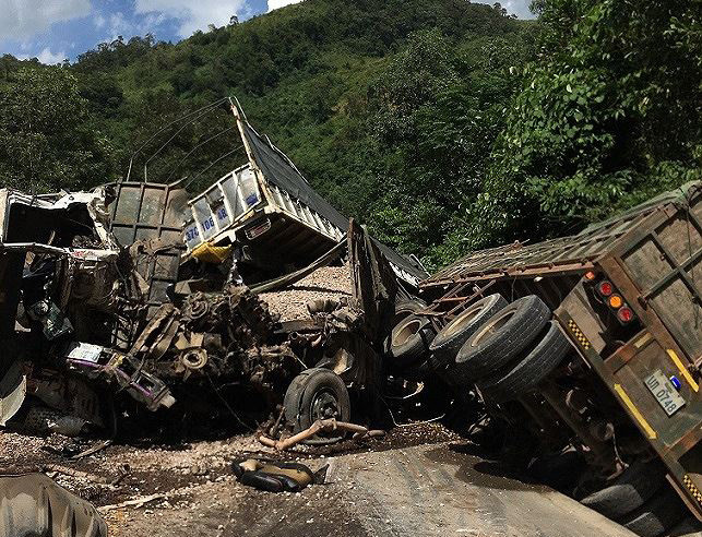 Hai vụ tai nạn liên tiếp khiến quốc lộ 12A ách tắc nhiều giờ.