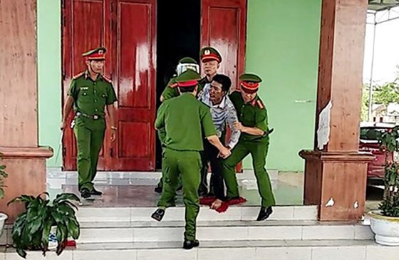 Cơ quan chức năng kịp thời khống chế Quân giải cứu 3 em nhỏ.