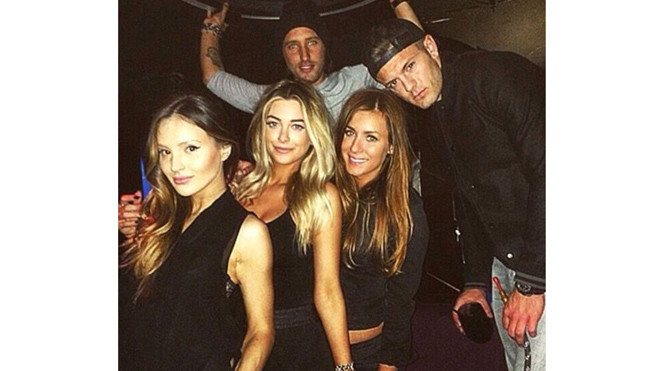 Wilshere cầm ống hút shisha trên tay.