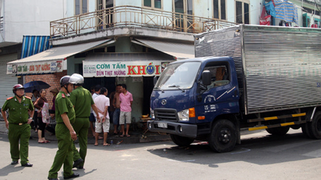 Công an quận Tân Phú có mặt điều tra vụ tai nạn khiến hai người chết. Ảnh: An Nhơn/ VnExpress