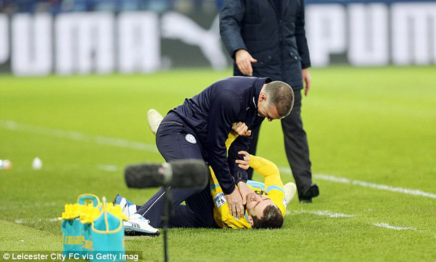 Tình huống “khó đỡ” của HLV Pearson.