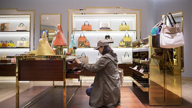 Người Trung Quốc luôn là khách hàng lớn của các thương hiệu xa xỉ. Ảnh: Bloomberg