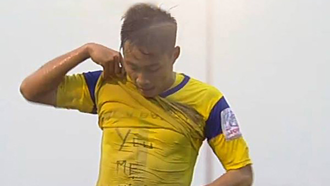 Tuấn Tài và dòng chữ gây xúc động. Ảnh: Quang Dũng.