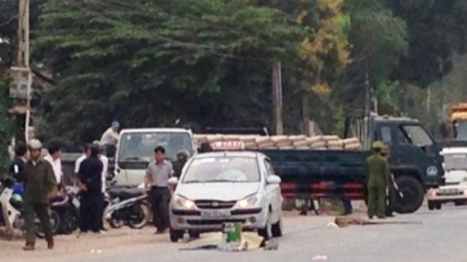 Hiện trường vụ tai nạn xe taxi tông chết người đàn ông đi bộ ven đường