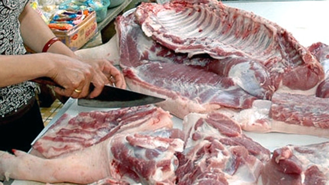 Lợn được chia ra từng phần đều nhau cho các gia đình