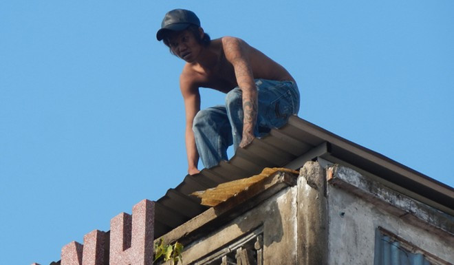 Trường cố thủ suốt 5 giờ trên mái nhà 3 tầng. Ảnh: CTV