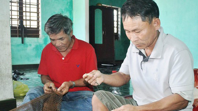 Ông Lê Bánh và ông Đặng Văn Tuân theo nghề vá lưới đã mấy chục năm