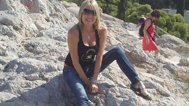 Lois lên eBay tìm kiếm người đàn trong mơ