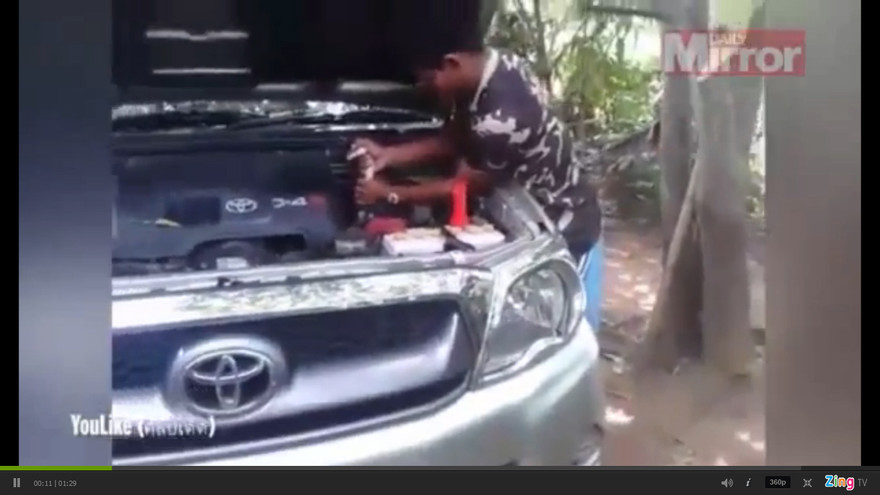 Hãi hùng lôi rắn khổng lồ từ động cơ ô tô