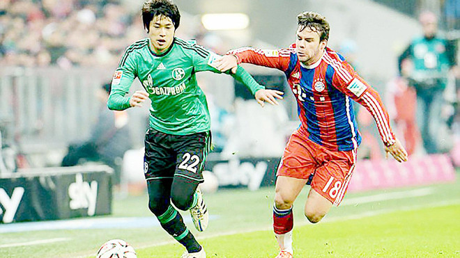 Juan Bernat (phải, Bayern) tỏ ra hụt hơi trước Atsuto Uchida (Schalke).