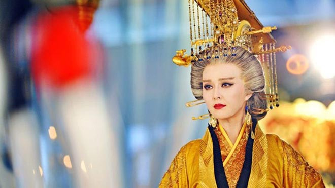 Cảnh Võ Tắc Thiên đăng cơ nữ hoàng được dàn dựng công phu.