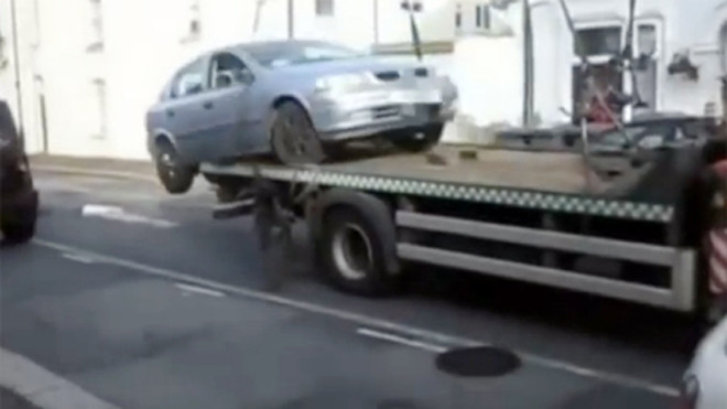 Tài xế xông lên xe cẩu cướp lại ôtô