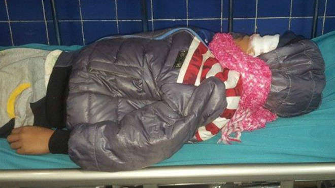 Cháu bé đang được điều trị ở bệnh viện. Ảnh: Long Nhật.