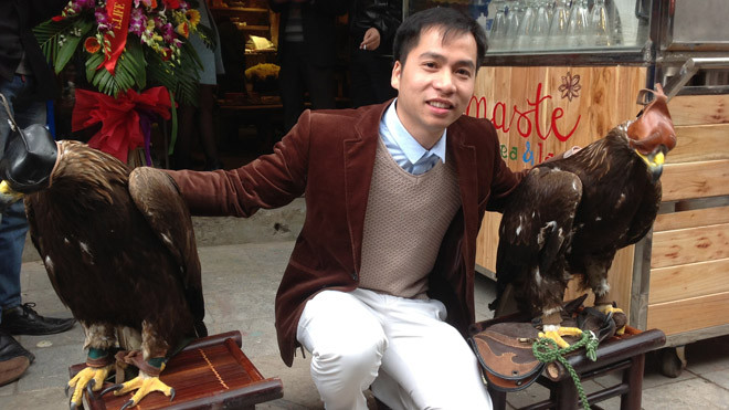 Anh Nguyễn Văn Hà và hai chú đại bàng vàng Mông Cổ.