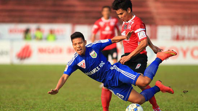 Chiều qua, ĐKVĐ B.Bình Dương (trái) đã bất ngờ gục ngã trước chủ nhà ĐT.LA. Ảnh: Dũng Phương