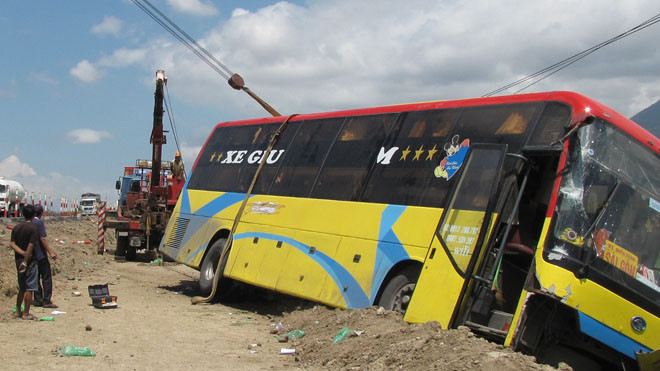 Lực lượng cứu hộ đang cẩu chiếc xe khách