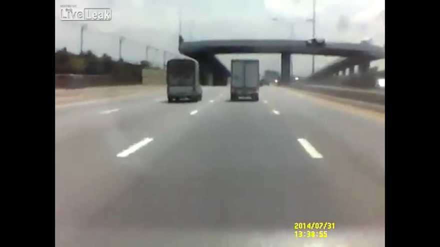 Ôtô bay vọt khỏi cầu vượt