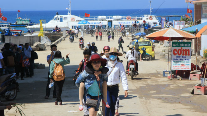  Du khách đổ về đảo Lý Sơn tham quan và nghỉ ngơi