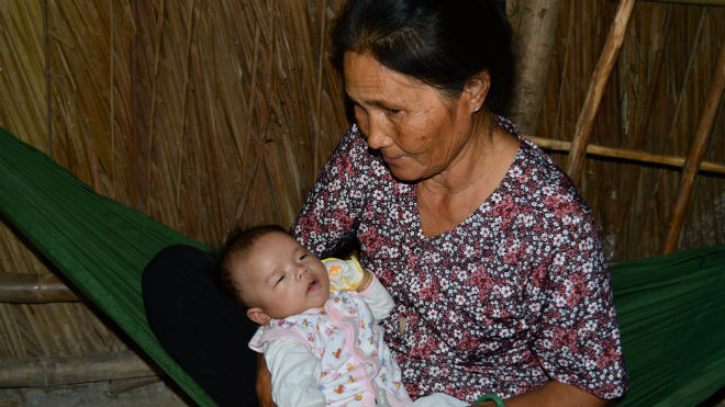 Cháu Nhân đang được bà nội chă sóc