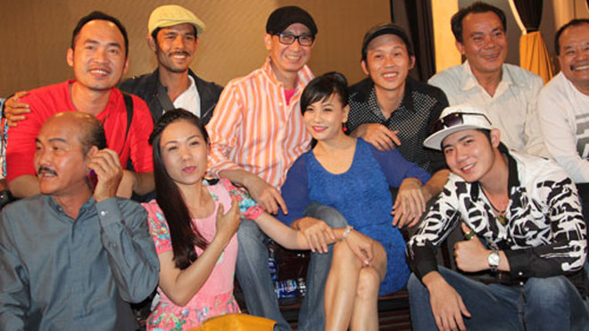 Một số thành viên trong Câu lạc bộ Nghệ sĩ hài của Hoài Linh và đồng nghiệp. Câu lạc bộ hy vọng trong tương lai có đất diễn hàng đêm để phục vụ khán giả. Ảnh: Thoại Hà.