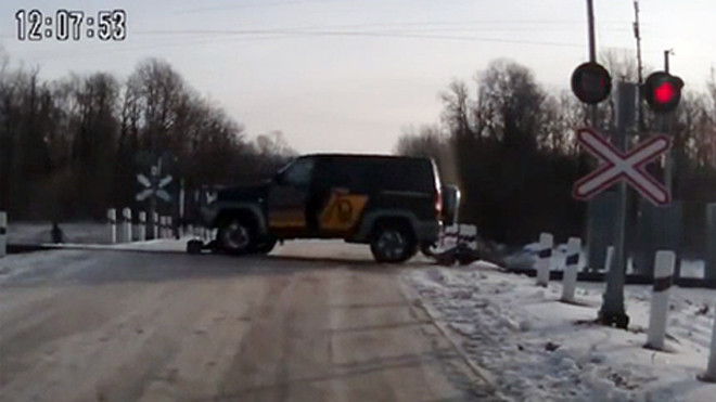 Clip Ôtô chạy trên đường ray như tàu hỏa