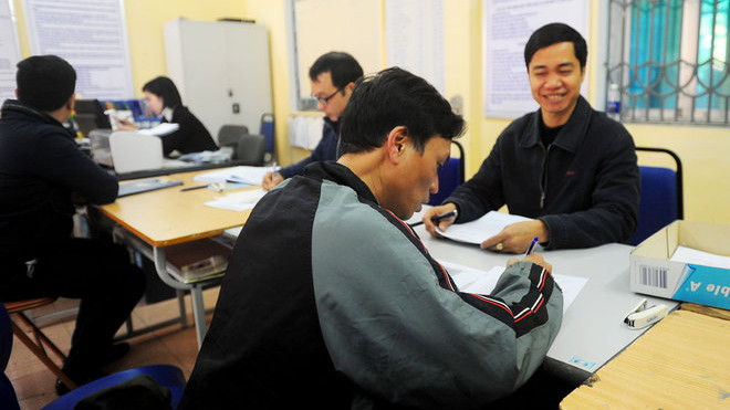 Được mở cửa cách đây một tháng, Trung tâm Giáo dục Lao động số 6 hàng ngày tiếp đón nhiều người đến cai nghiện tự nguyện. Nếu mô hình này thành công, TP Hà Nội sẽ mở thêm 10 trung tâm khác. Trong ảnh, anh Trịnh Văn Quý, 42 tuổi, đang viết đơn đăng ký vào 