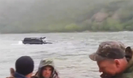 Chiếc SUV xuất hiện từ xa phía lòng hồ. Ảnh từ video.