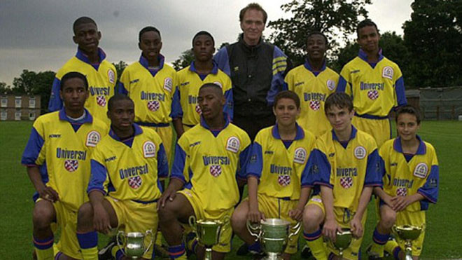 Ông Peter Moring (giữa) và các cầu thủ trẻ.