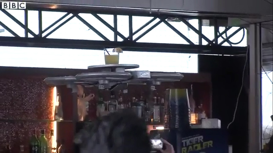 Lạ kỳ 'bồi bàn' bay ở Singapore