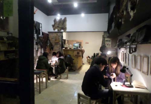 Có thể những gì bạn làm ra không đẹp lộng lẫy và hoàn hảo như sản phẩm làm bằng máy công nghiệp, nhưng sẽ là món quà ý nghĩa để bạn trân trọng giữ gìn. Ảnh: Lê Thương.