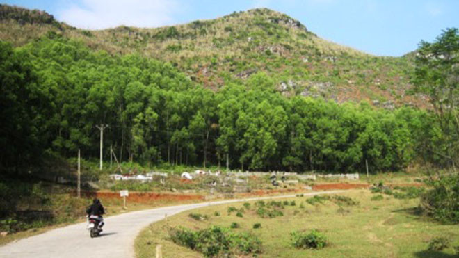 Ngọn núi có hình chiếc chum vàng hóa đá.