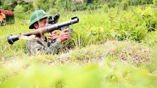  Chiến sĩ luyện bắn súng chống tăng B41.